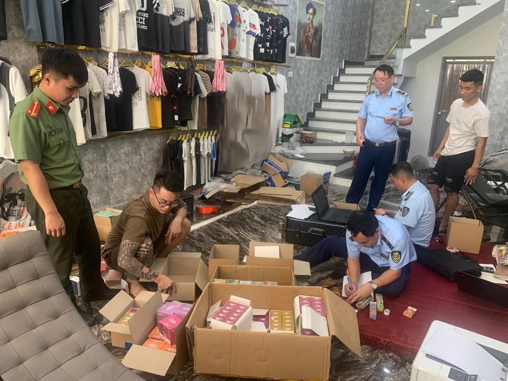 Thu giữ gần 300 điếu thuốc lá điện tử nhập lậu tại Bắc Giang